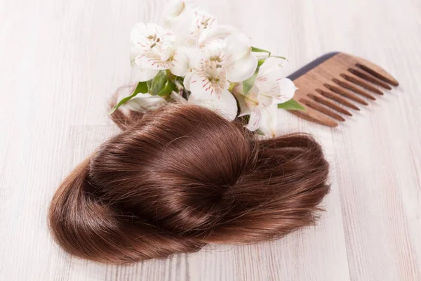 Гребінці для волосся і ніжні свіжі квіти — стокове фото