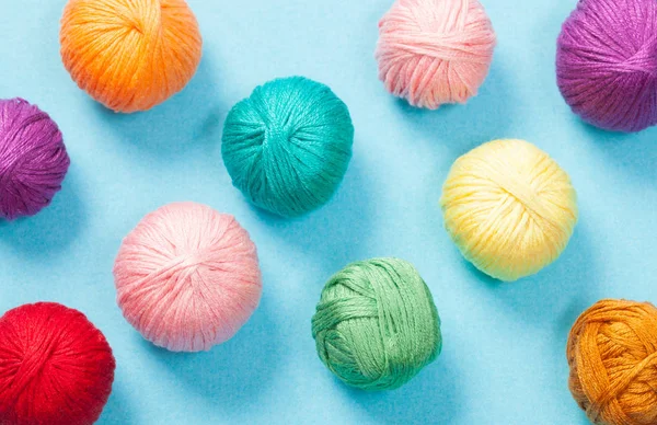 Разноцветные клюшки из хлопковых нитей — стоковое фото