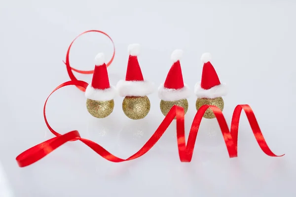 Dekorationen in kleinen Weihnachtsmannhüten — Stockfoto