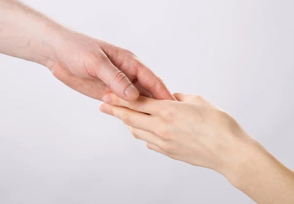 Handen van man en vrouw — Stockfoto