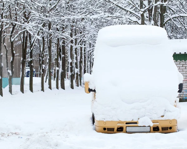 Coche cubierto de nieve — Foto de Stock