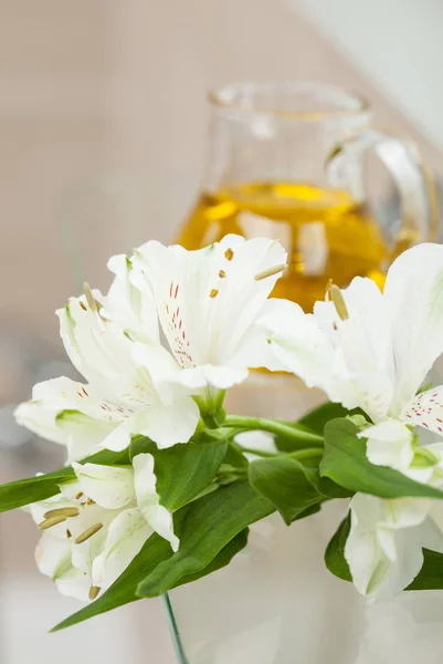 Oliwa z oliwek i świeże kwiaty — Zdjęcie stockowe
