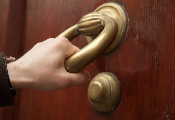 Mano masculina con pomo de puerta — Foto de Stock