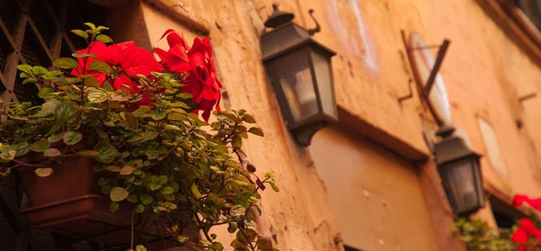 Old wall with lanterns — Stock Photo, Image