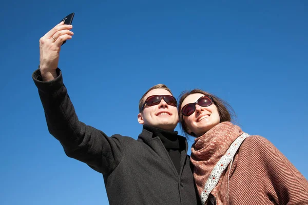 Felice coppia prendendo selfie — Foto Stock