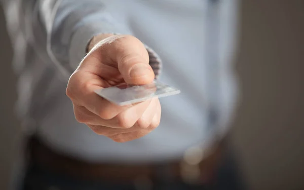 Man håller plastkort — Stockfoto