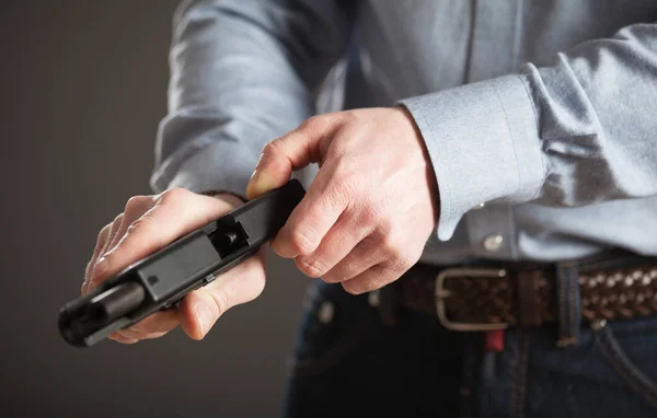 Homem recarregando arma pneumática — Fotografia de Stock