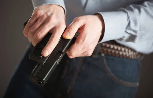 Homme rechargeant pistolet pneumatique — Photo