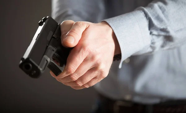 Homem segurando arma pneumática — Fotografia de Stock