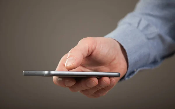 Man met smartphone — Stockfoto