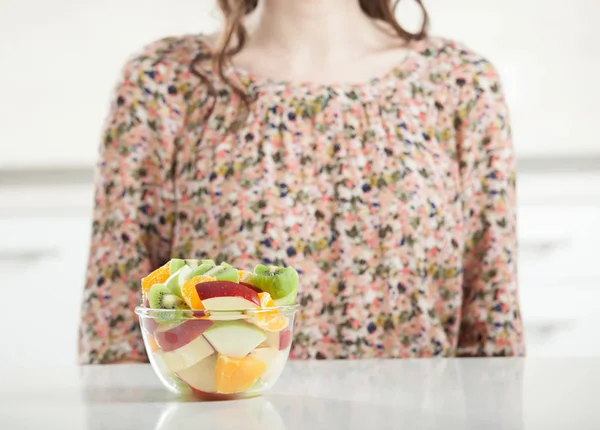 Woman with healthy breakfast — Stock Photo, Image