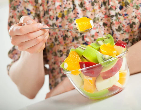 Mulher tendo salada de frutas — Fotografia de Stock