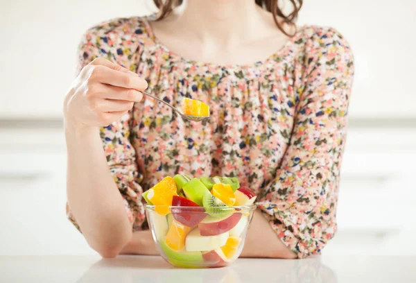 Женщина имеет фруктовый салат — стоковое фото