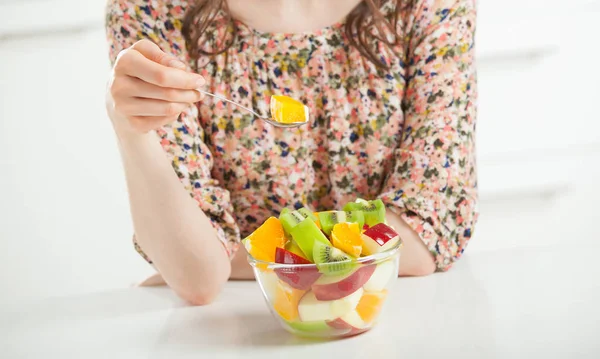女人吃水果色拉 — 图库照片