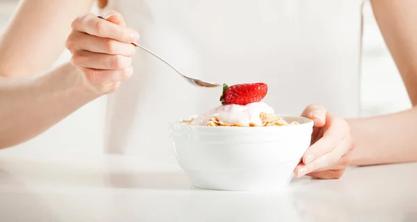 Femme prenant un petit déjeuner sain — Photo