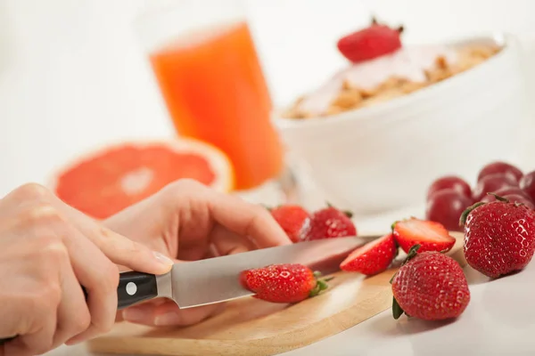 Woman cutting strawberries — Stock Photo, Image