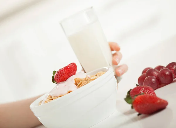 Femme prenant un petit déjeuner sain — Photo