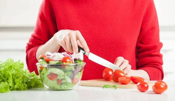 Kadın salata yapıyor.