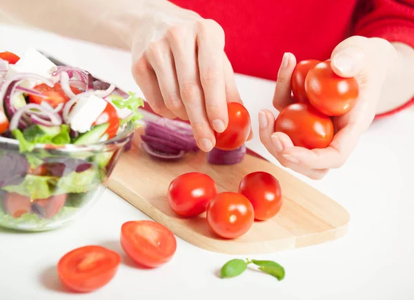 Donna cottura insalata — Foto Stock