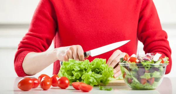 Vrouw die groenten snijdt — Stockfoto
