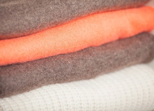 Pila di vestiti di lana caldi — Foto Stock