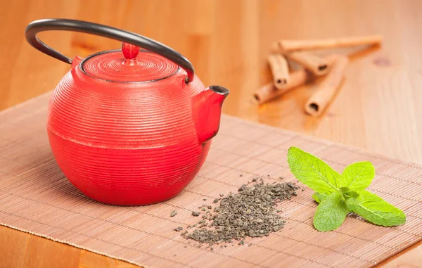 Çaydanlık nane tarçın ve çay — Stok fotoğraf