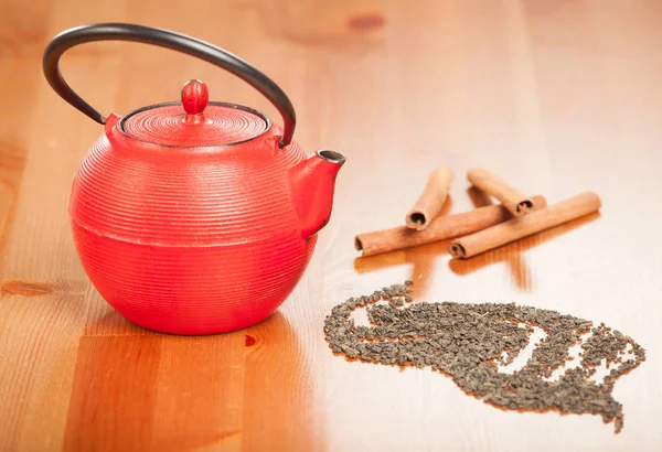 Teapot cinnamon and green tea — Stock Photo, Image