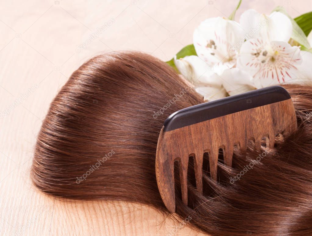 Hair flowers and wooden comb