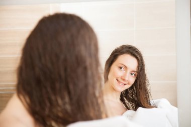 Kadın saç duştan sonra silinerek