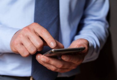 cep telefonu kullanarak iş adamı