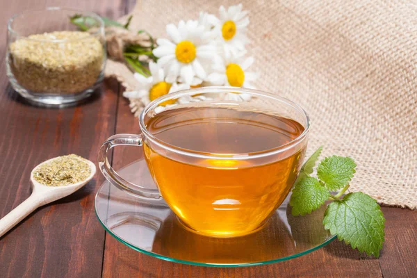 Τσάι χαμομήλι με Μελισσόχορτο και λεμόνι — Φωτογραφία Αρχείου