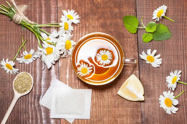 Composición de té y manzanillas — Foto de Stock