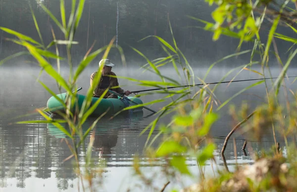 Man fishing in boat — Stock Photo, Image