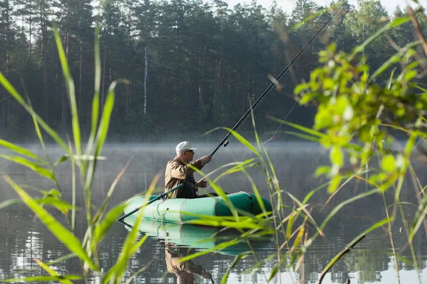 Man fishing in boat — Stock Photo, Image