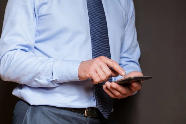 Zakenman met behulp van een mobiele telefoon — Stockfoto