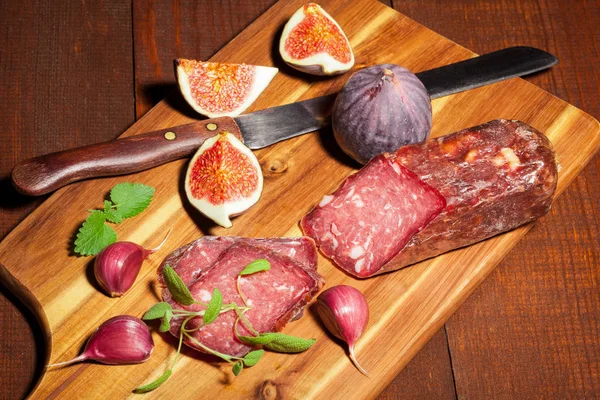 Salam dilimlenmiş soğan ve sarımsak ile