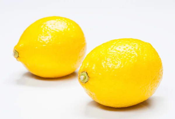 Два лимони на білому — стокове фото