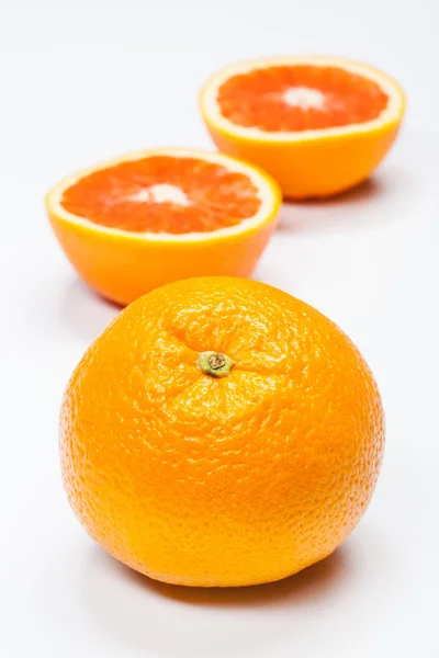 Naranjas maduras sobre blanco —  Fotos de Stock