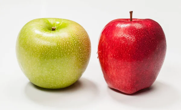 ぬれた緑と赤リンゴ — ストック写真