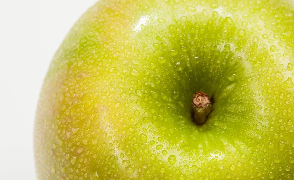 Manzana verde en gotas de agua —  Fotos de Stock