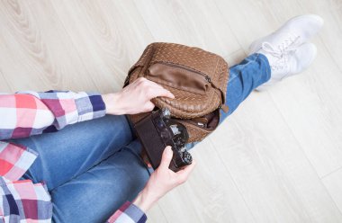 Gezgin holding kamera ve sırt çantası