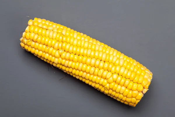 Čerstvé kukuřice na šedé — Stock fotografie