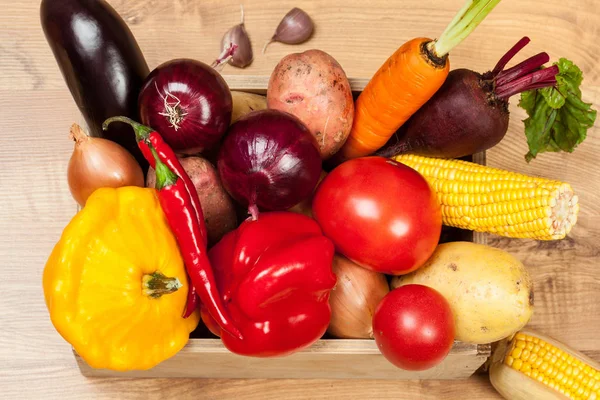 Различные овощи в коробке — стоковое фото