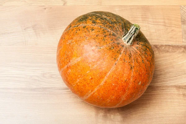 Turuncu ahşap üzerine kabak