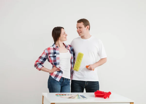Paret tittar på varandra med paint roller — Stockfoto
