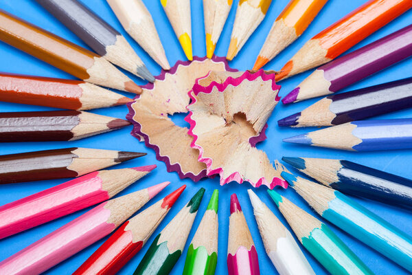 Цветные карандаши на голубом
