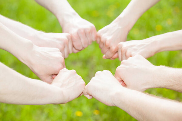 Группа рук на естественном фоне
