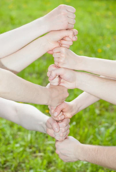 Mãos grupo sobre fundo natural — Fotografia de Stock