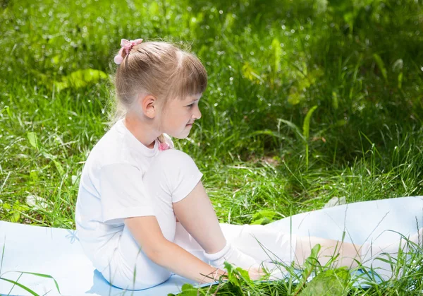 Fille reposant dans le parc — Photo