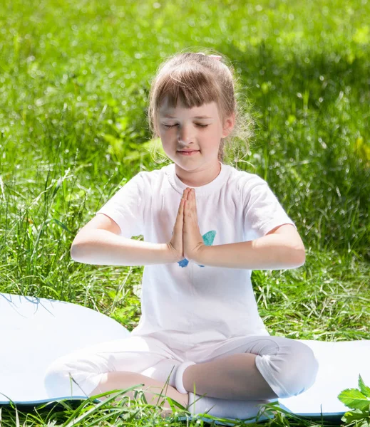 Girl doing excercises — Stock Photo, Image